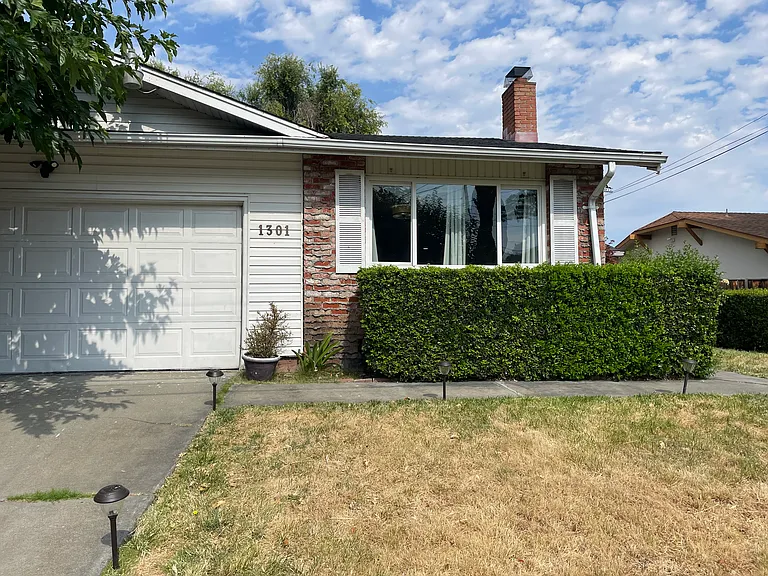 1301 Brookview Dr — Photo 3