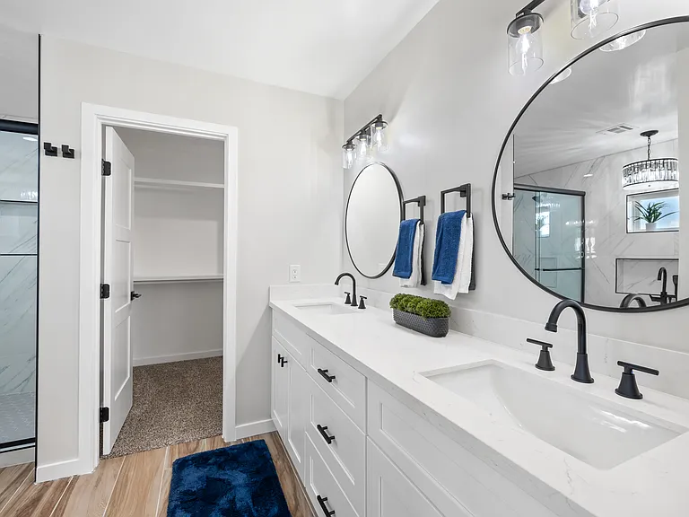 1010 E Indianola Ave — Photo 32