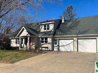 1114 Ridgecrest Dr, Vermillion, SD 57069