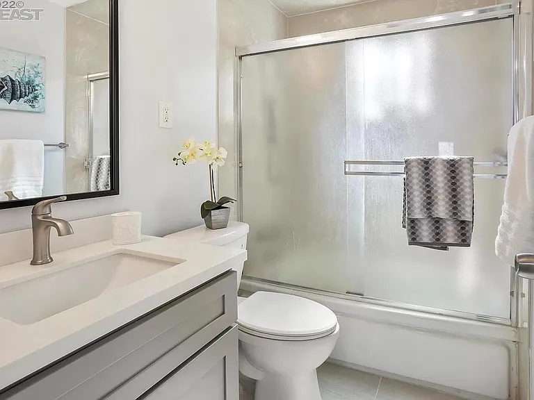 2769 Loyola Ave — Photo 17