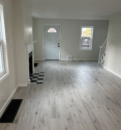 3rd image of 1925 Columbia Ave
