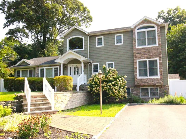 3 Robinhood Lane, Setauket, NY 11733