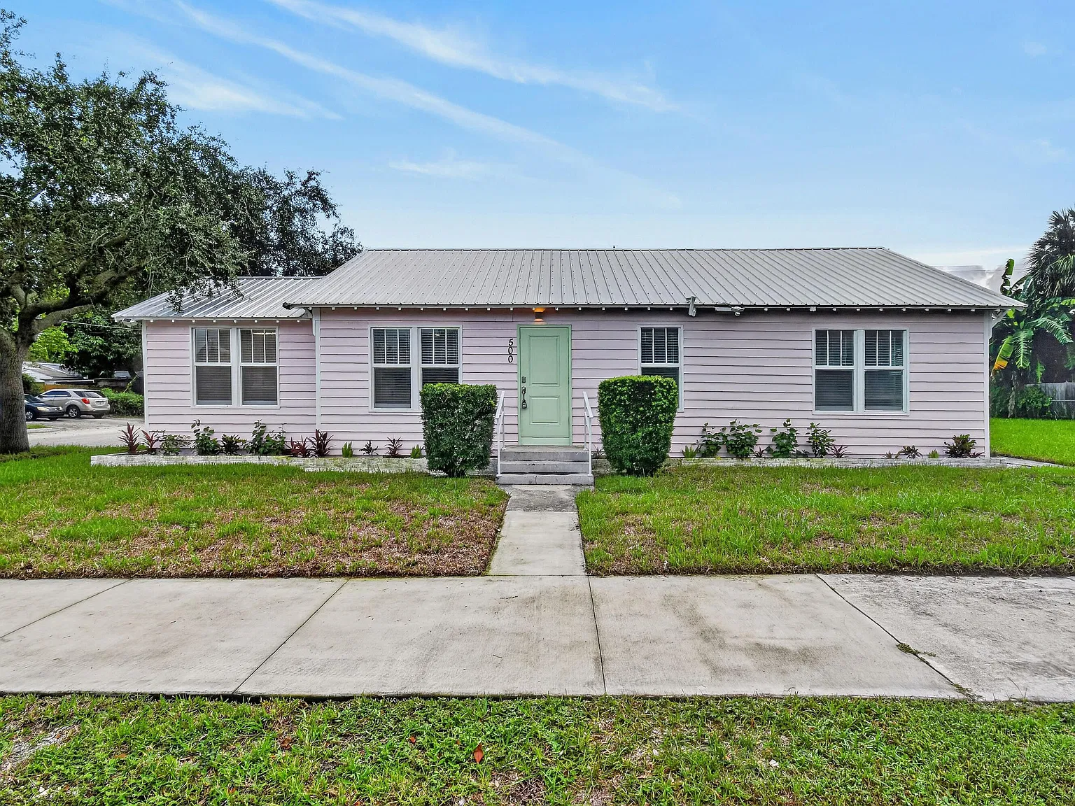 3 bed, 1.0 bath, 1000 sqft, $3,372 — Photo 2