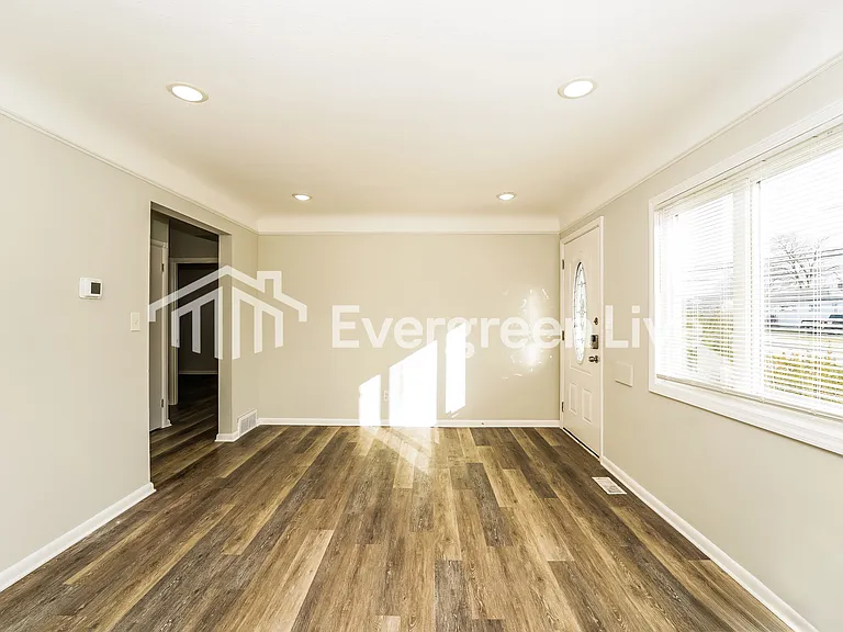 15810 Harrison Dr — Photo 3