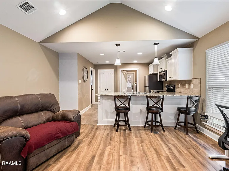 122 Acacia Ln — Photo 2