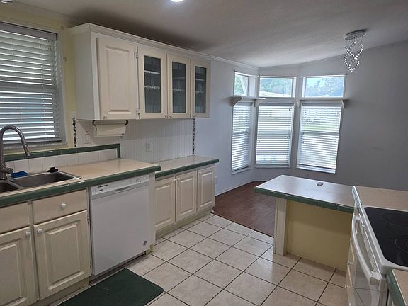 3rd image of 10 Winthrop Ln