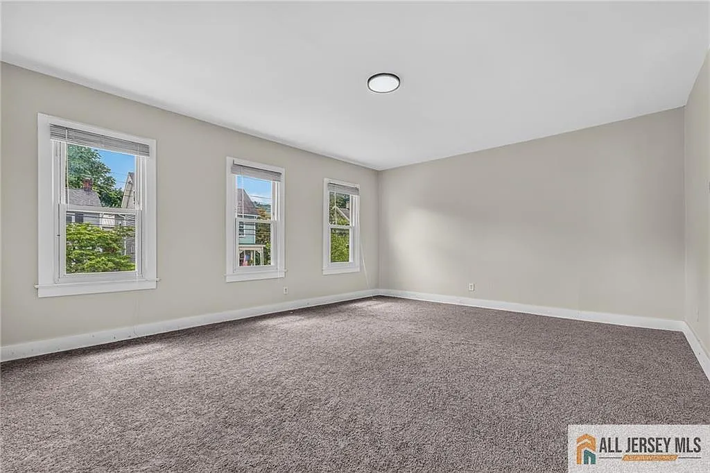 2 bed, 1.0 bath, 3564 sqft, $1,800 — Photo 2
