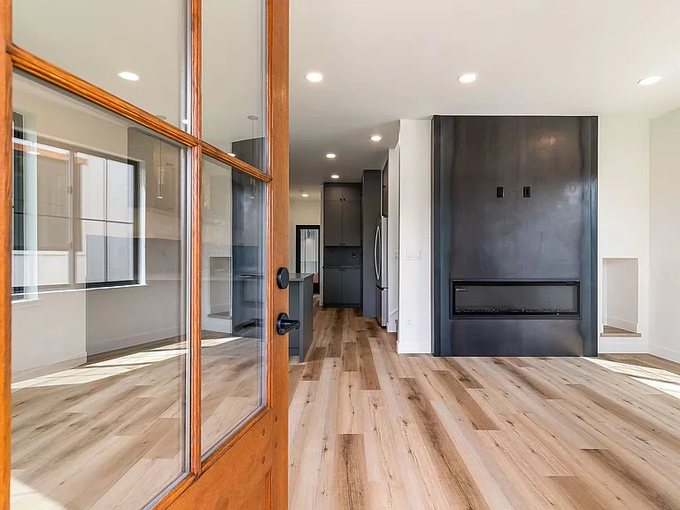 1615 Larrabee Ave — Photo 2