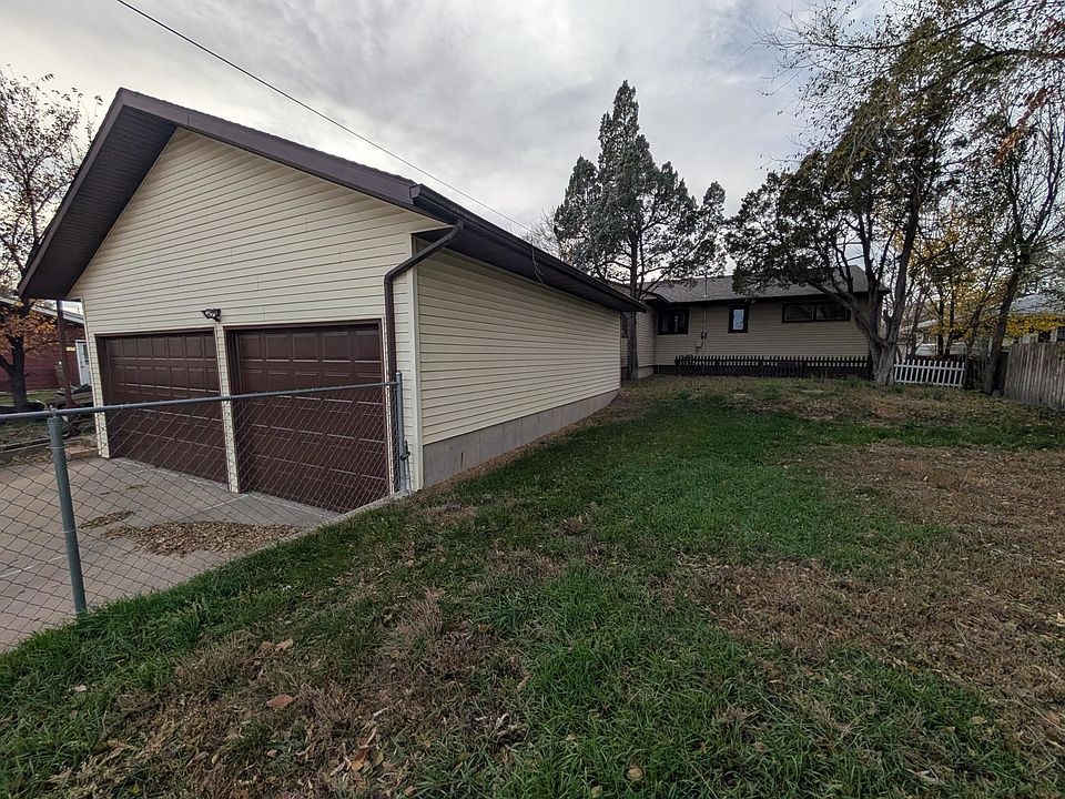 1st image of 824 4th Ave W