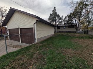 824 4th Ave W, Dickinson, ND 58601