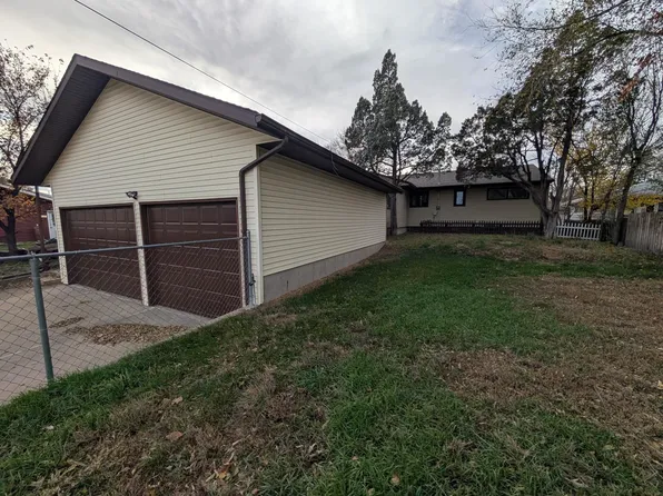 824 4th Ave W, Dickinson, ND 58601