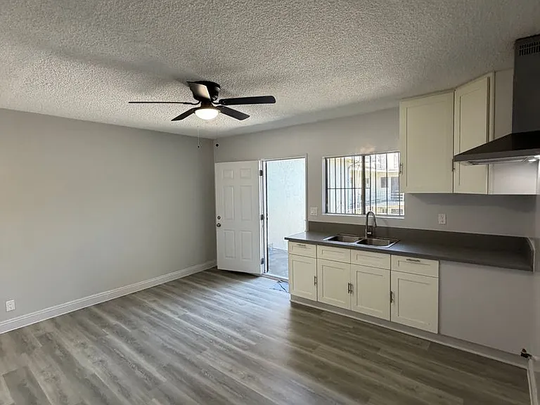 8100 S Western Ave — Photo 10