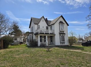 216 E College St, Aurora, MO 65605