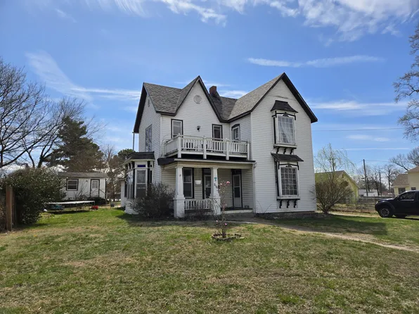 216 E College Street, Aurora, MO 65605