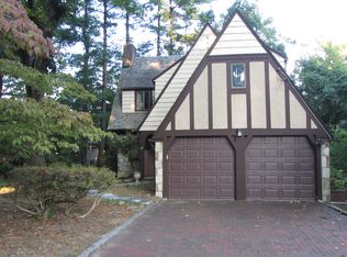 100 Hicks Ln, Great Neck, NY 11024