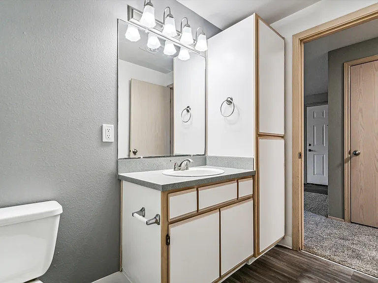 Oak Park Village Apartments — Photo 32