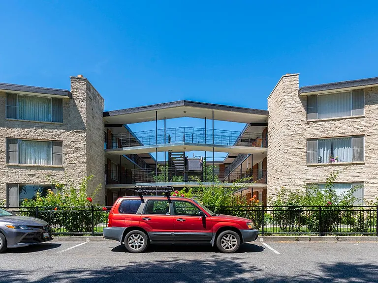 Dolphin Apartments: Leasing Specials! Great location in Kennewick — Photo 27