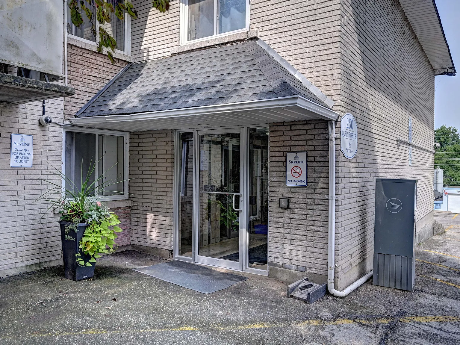 Hillcrest Apartments — Photo 4
