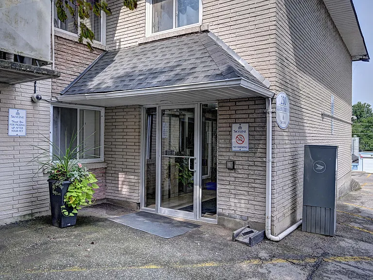 250 Queen St E — Photo 5