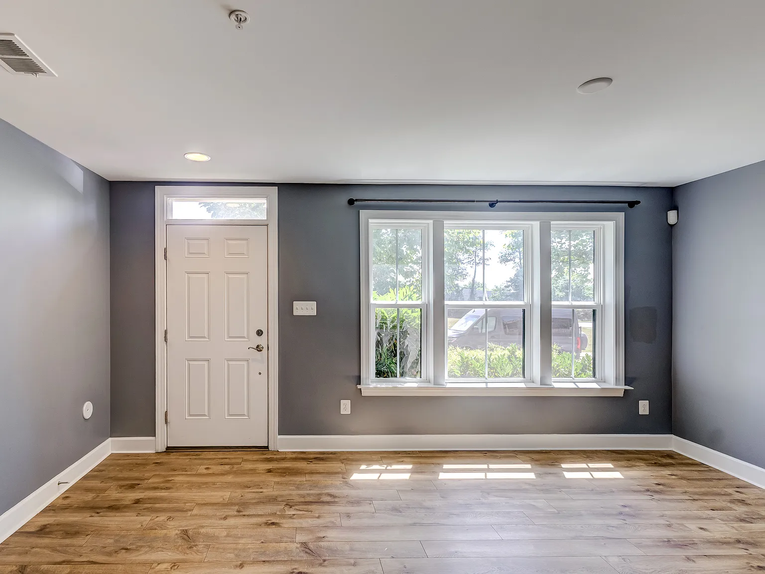 3 bed, 2.5 bath, 2069 sqft, $3,600 — Photo 4