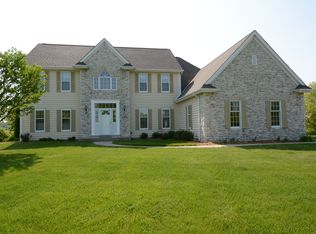 W135N6445 Lakewood Ct, Menomonee Falls, WI 53051