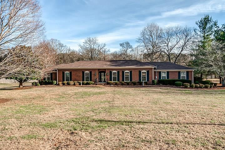1st image of 2210 Creekside Ln