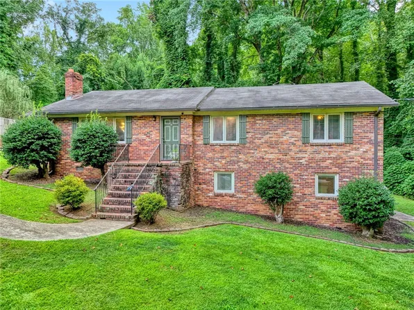 7 River Oaks Dr, Greenville, SC 29611