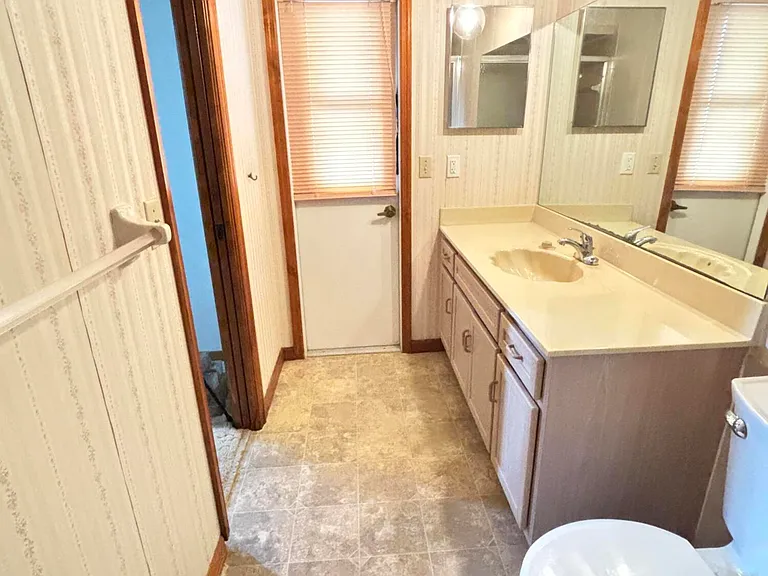 337 NW Tyler Ave — Photo 14
