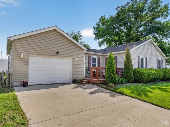 603 Sotier Pl, Wood River, IL 62095