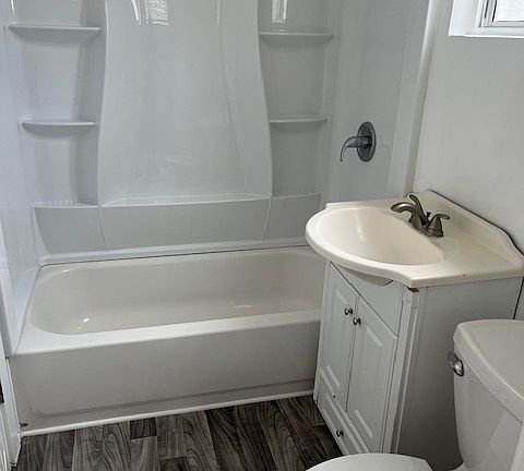 5th image of 165 E Warner St
