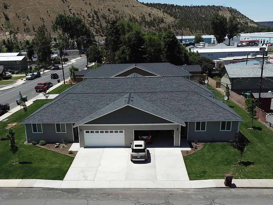 205 NW Meadow Lakes Dr