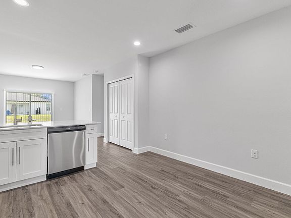 4th image of 2226 Hilton St