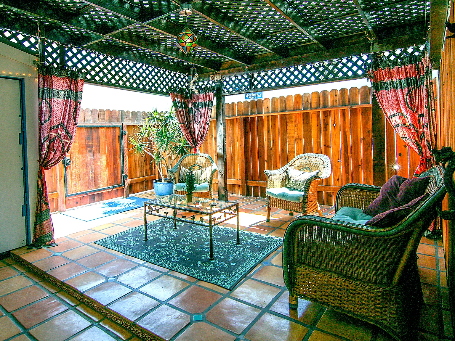 Studio, 700 sqft, $3,900 — Photo 1