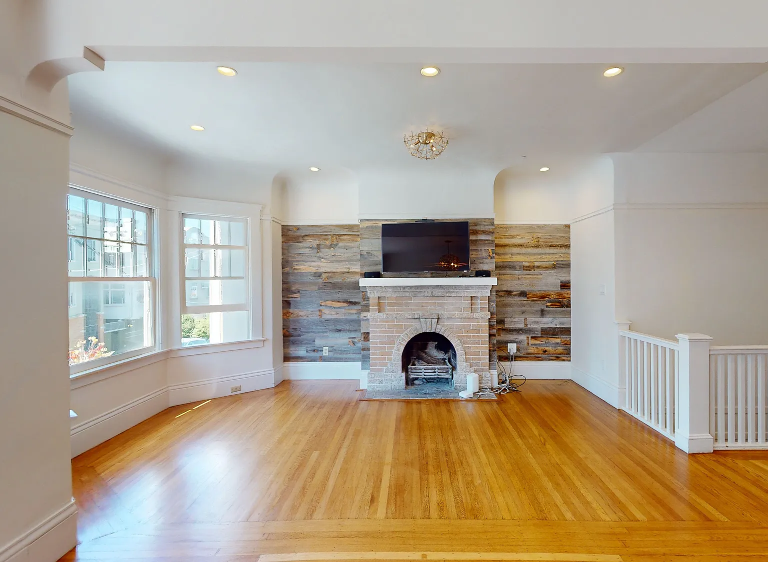 Cow Hollow - Updated 4 BR x 4 Bath Flat with Storage / Yard / Parking / Laundry In Unit — Photo 2