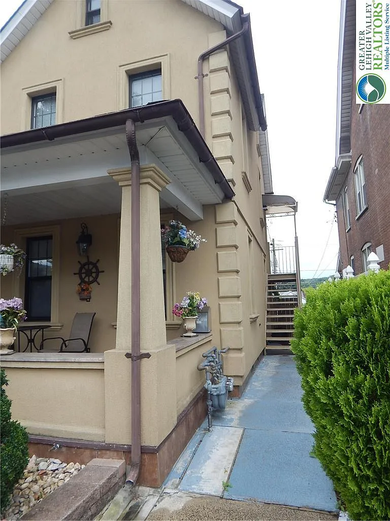 2 bed, 1.0 bath, 1744 sqft, $1,800 — Photo 1