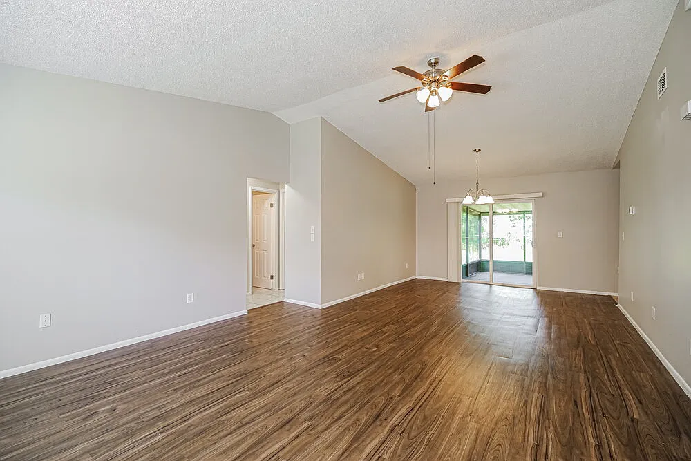 3 bed, 2.0 bath, 1360 sqft, $2,020 — Photo 3