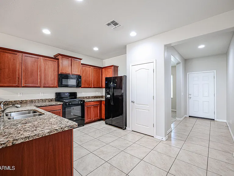 7009 S 78th Dr — Photo 4