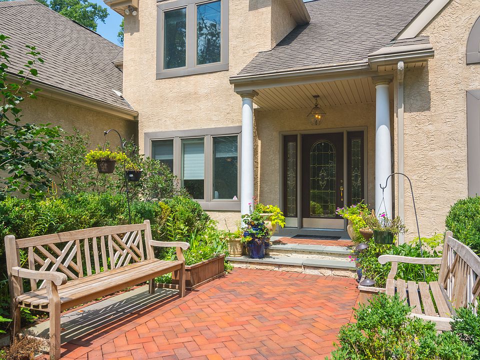 1st image of 28 Penn Oak Trl