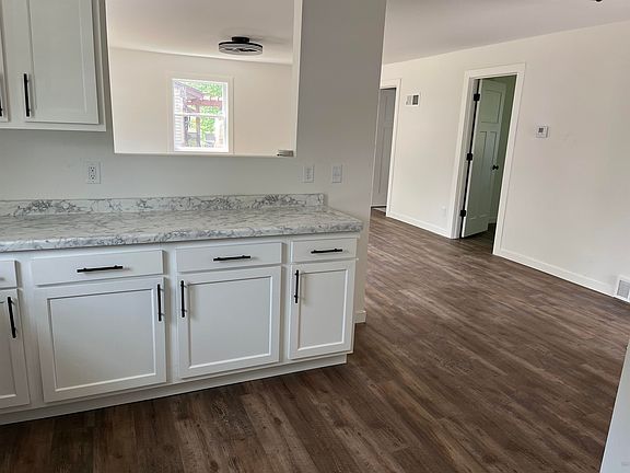 5th image of 524 Charles St