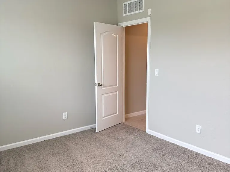 123 College St — Photo 4