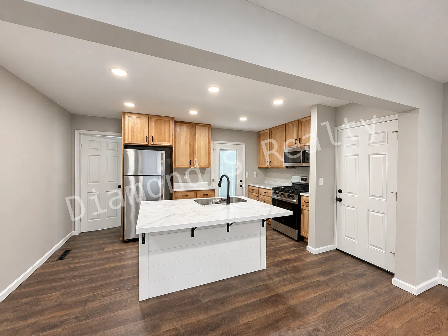 Gorgeous and Upscale 3 Bedroom Home Available!! — Photo 4