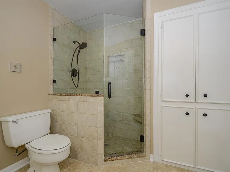 573 N Post Oak Ln — Photo 25