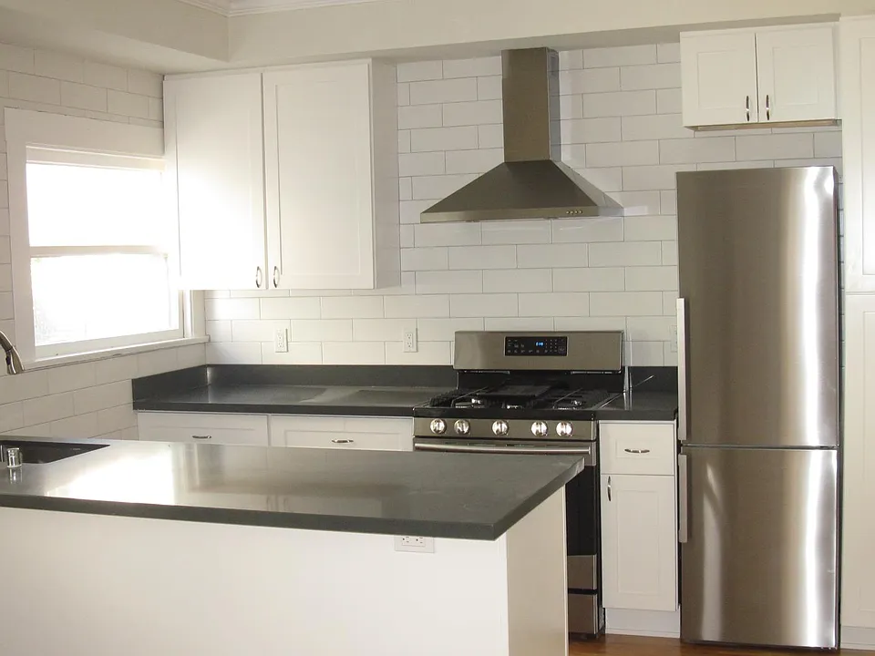 Super sunny top floor 1BR w/ chef's kitchen