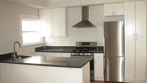 Super sunny top floor 1BR w/ chef's kitchen Photo 1