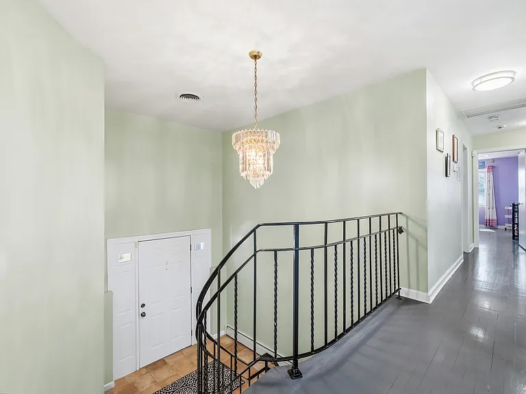 682 Floyd St — Photo 8