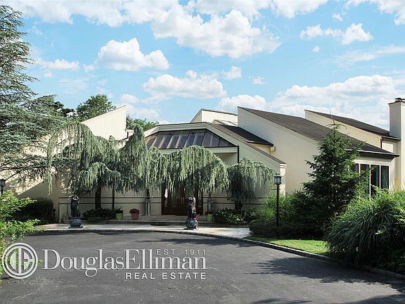 5th image of 10 Saint Andrews Ct