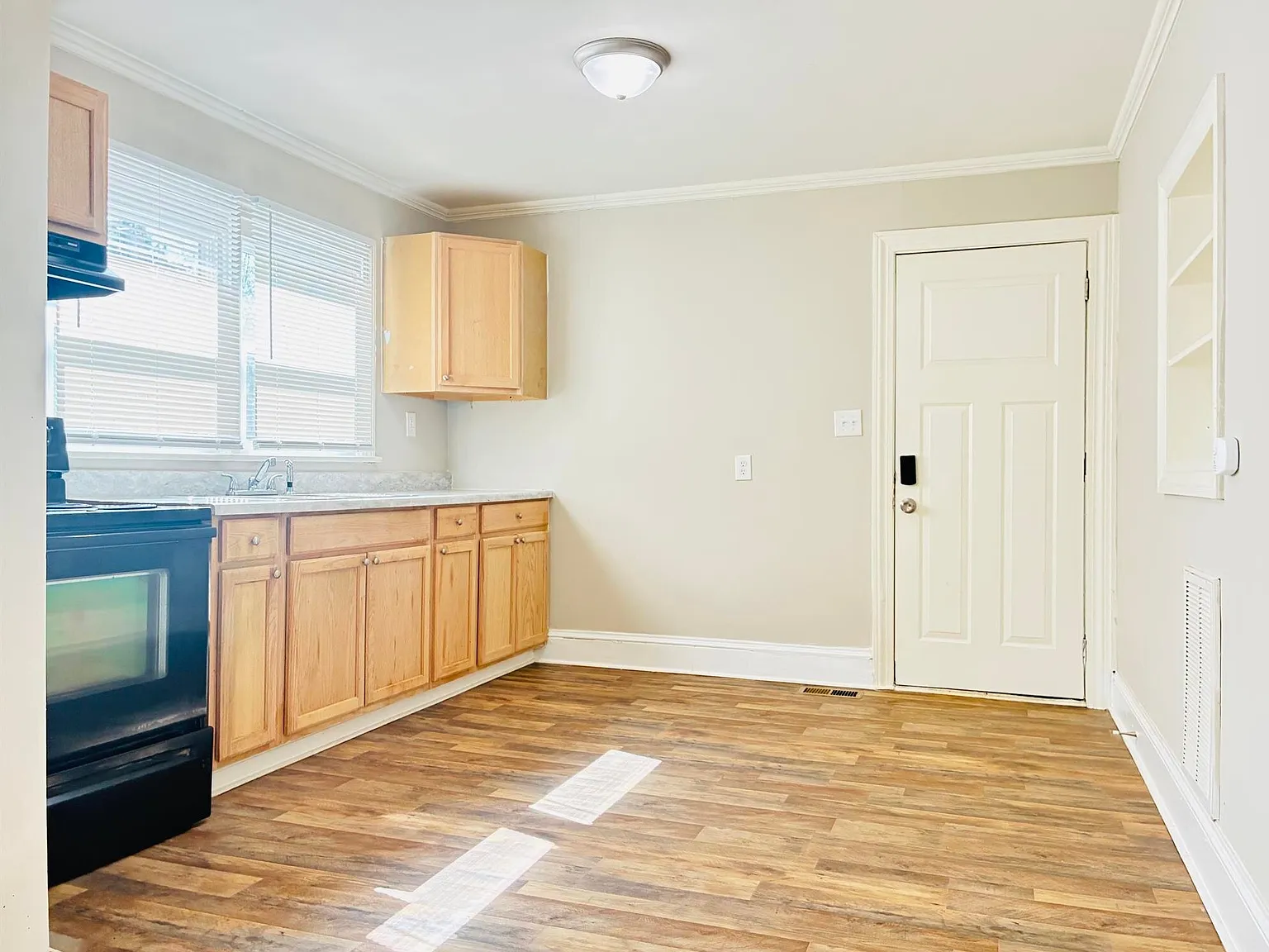 1030 Caldwell St — Photo 3