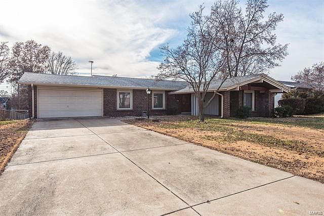 1st image of 832 Lamplight Ln