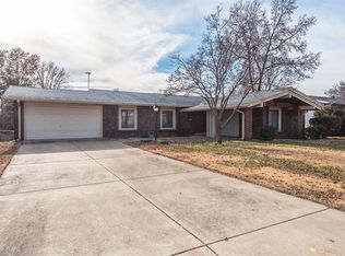 832 Lamplight Ln, Hazelwood, MO 63042