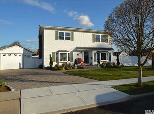 996 Harold Ct, Franklin Square, NY 11010